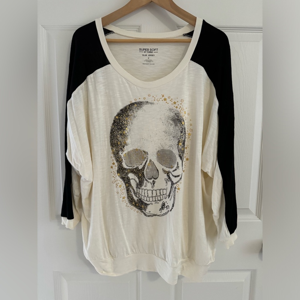 Torrid. Slub jersey skull tshirt